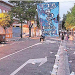 El emblema, de grandes dimensiones, se desplegó entre las casetas en la zona universitaria