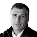 Verdugos y cómplices se bunkerizan con Sánchez en Barcelona, víctimas y pueblo salen a la calle en Madrid