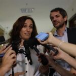 ¿Creará Mónica García una policía antitabaco para vigilar playas y terrazas?